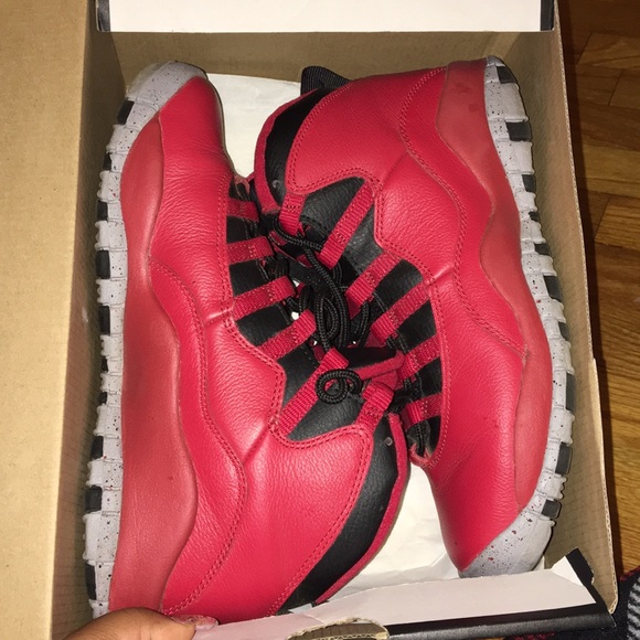 Authentic “Bulls over Broadway” Air Jordan’s - Picture 2 of 4